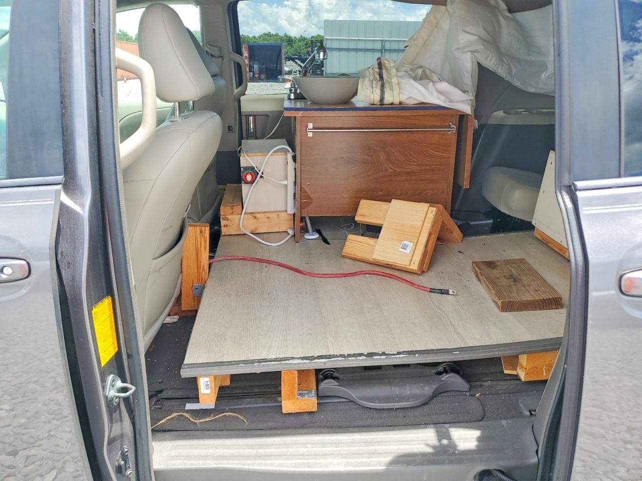 2011 TOYOTA SIENNA