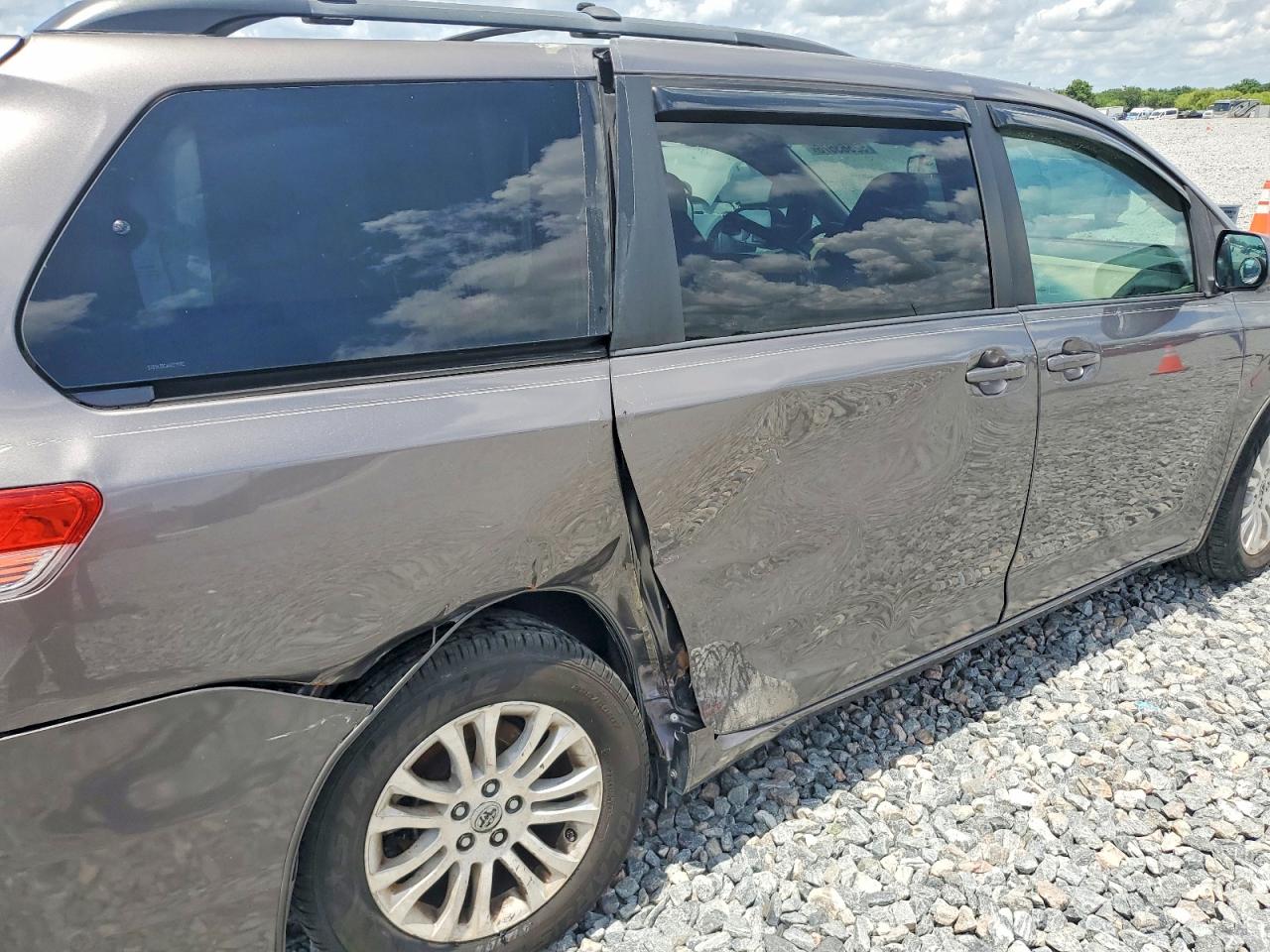 2011 TOYOTA SIENNA