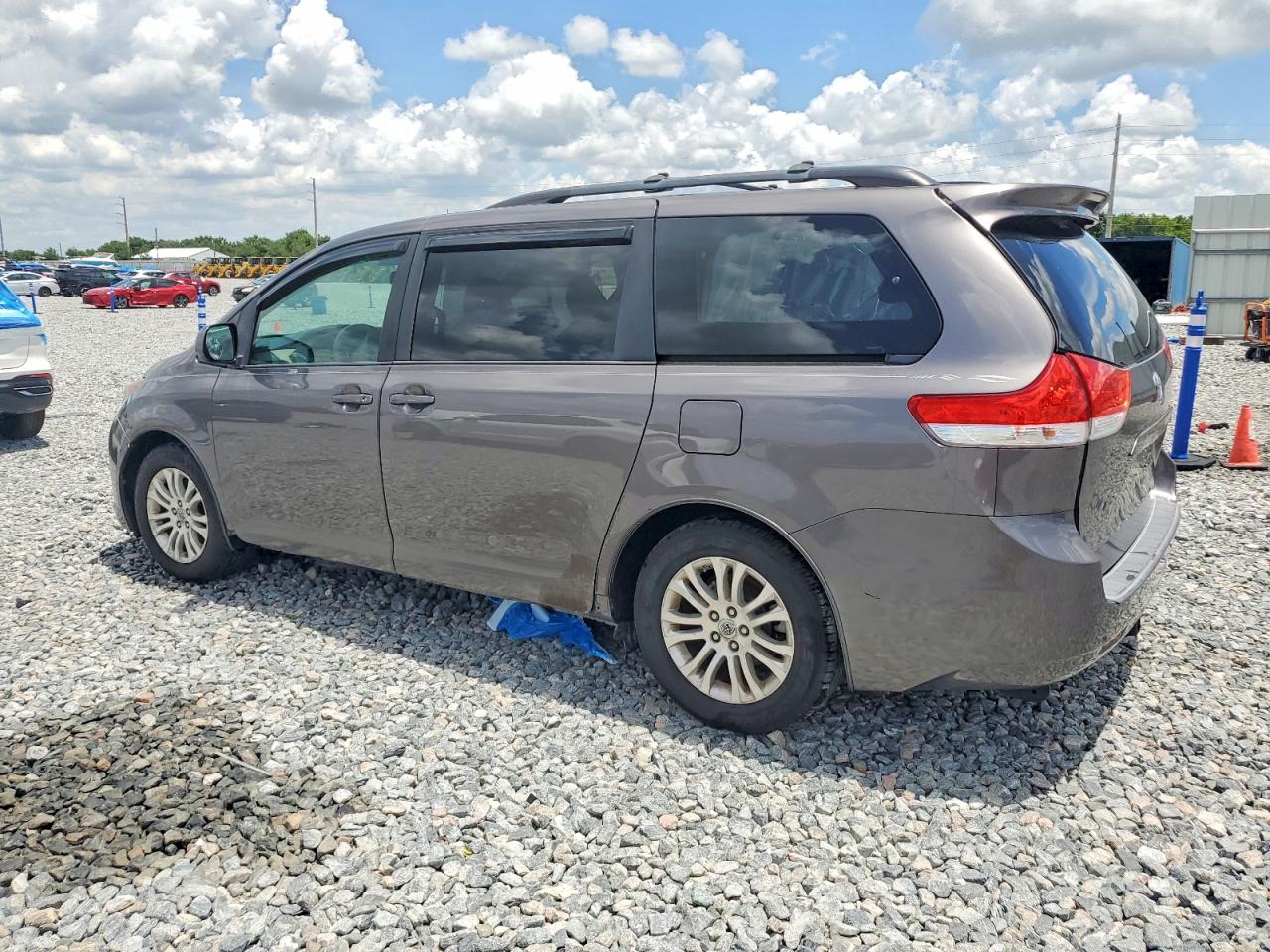 2011 TOYOTA SIENNA