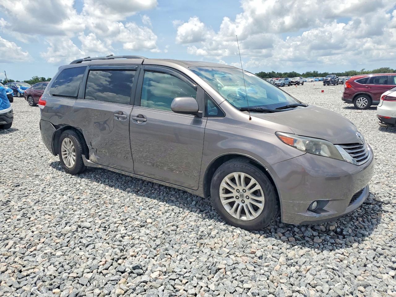 2011 TOYOTA SIENNA
