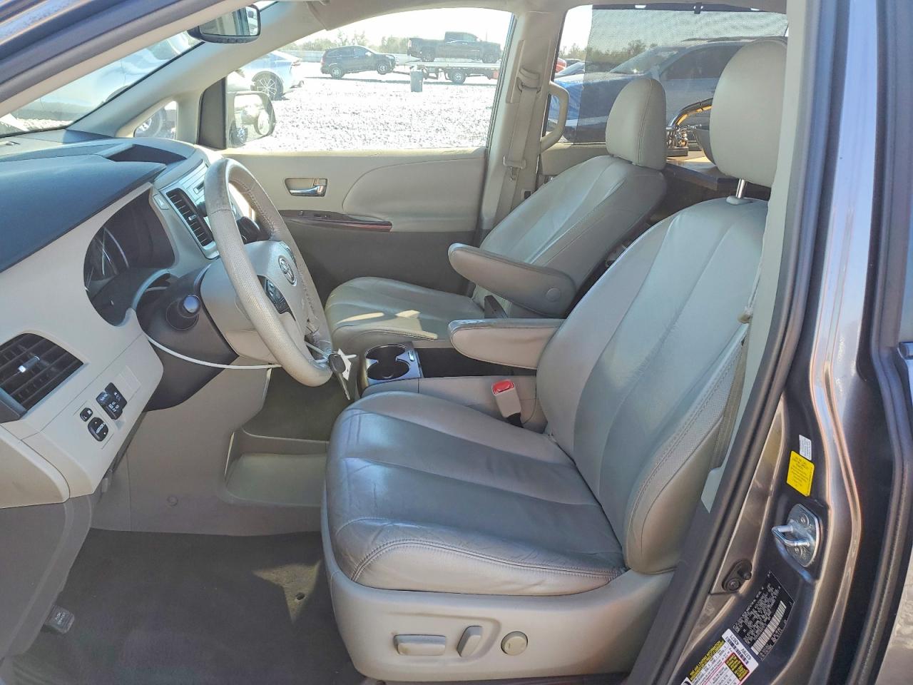 2011 TOYOTA SIENNA