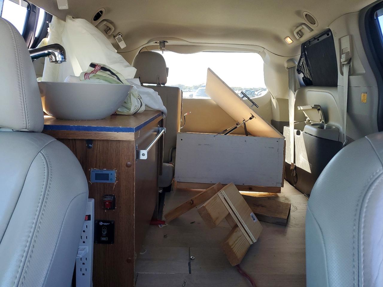 2011 TOYOTA SIENNA