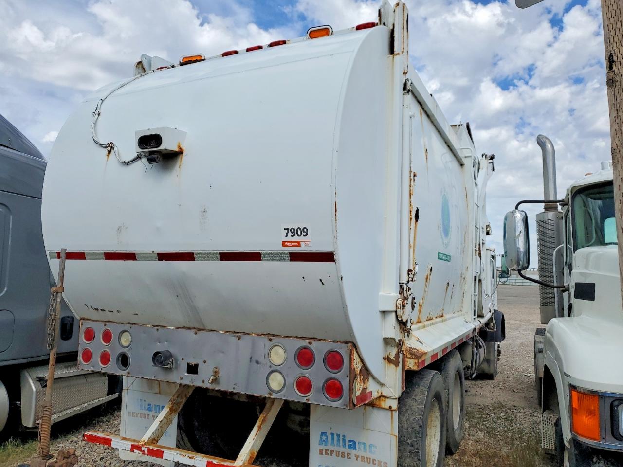 2002 MACK MR6405