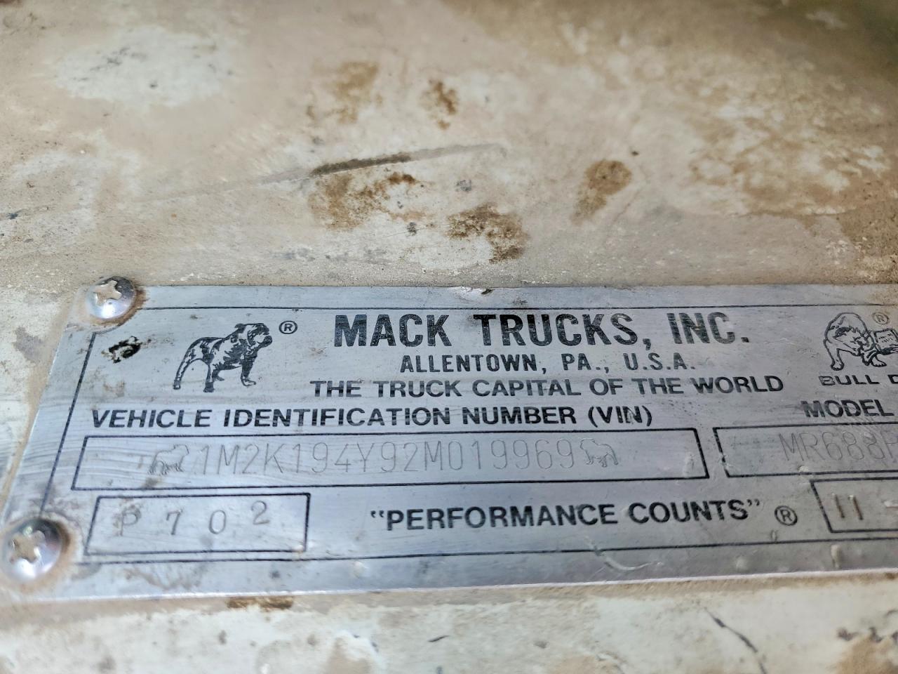 2002 MACK MR6905
