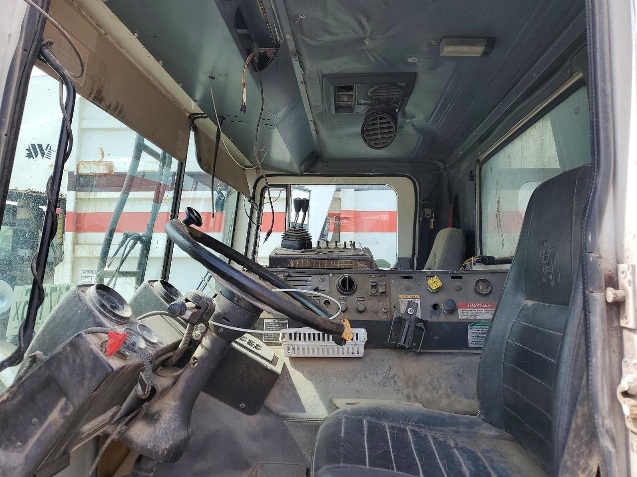 2002 MACK MR6905
