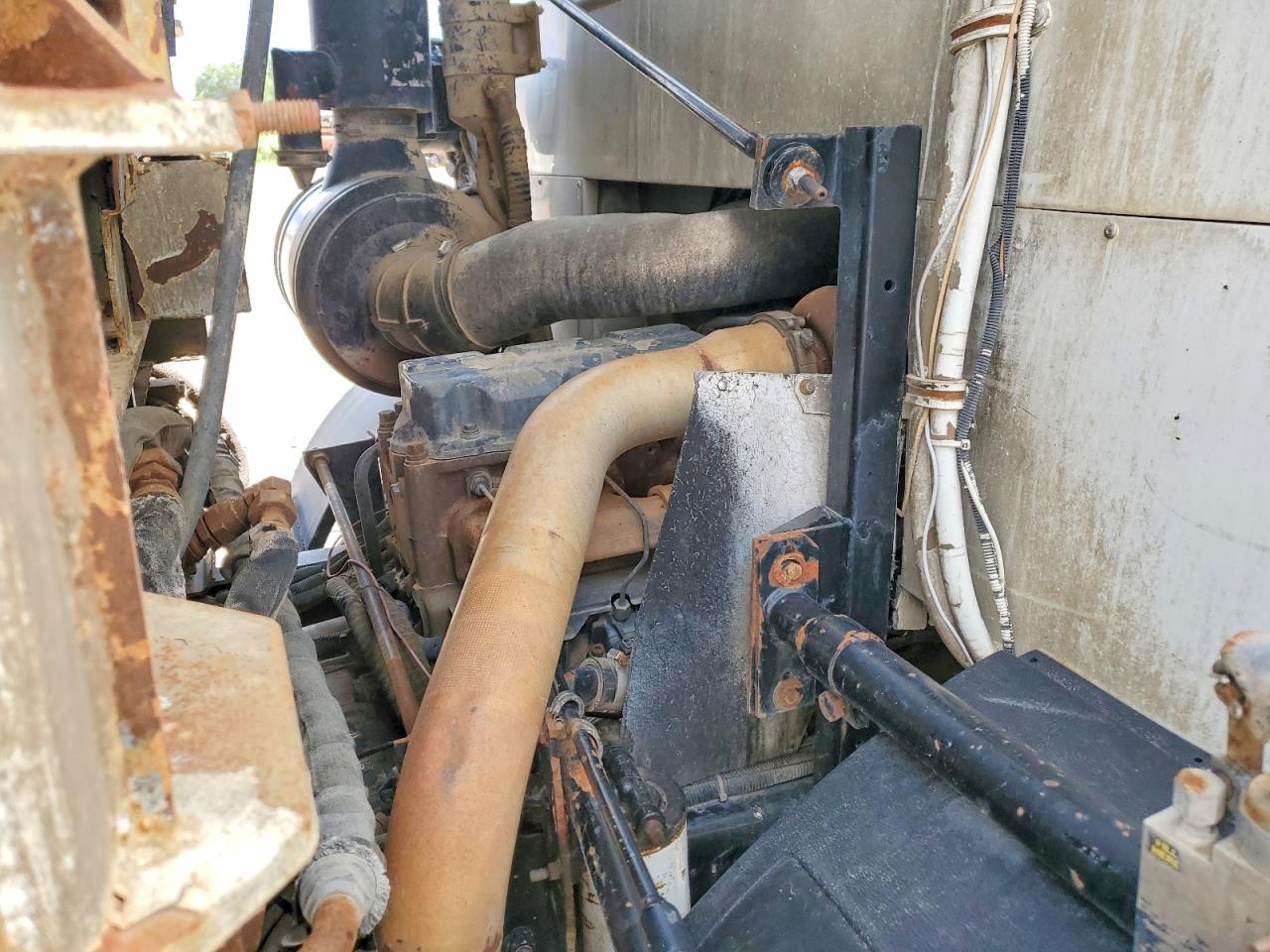 2002 MACK MR6905