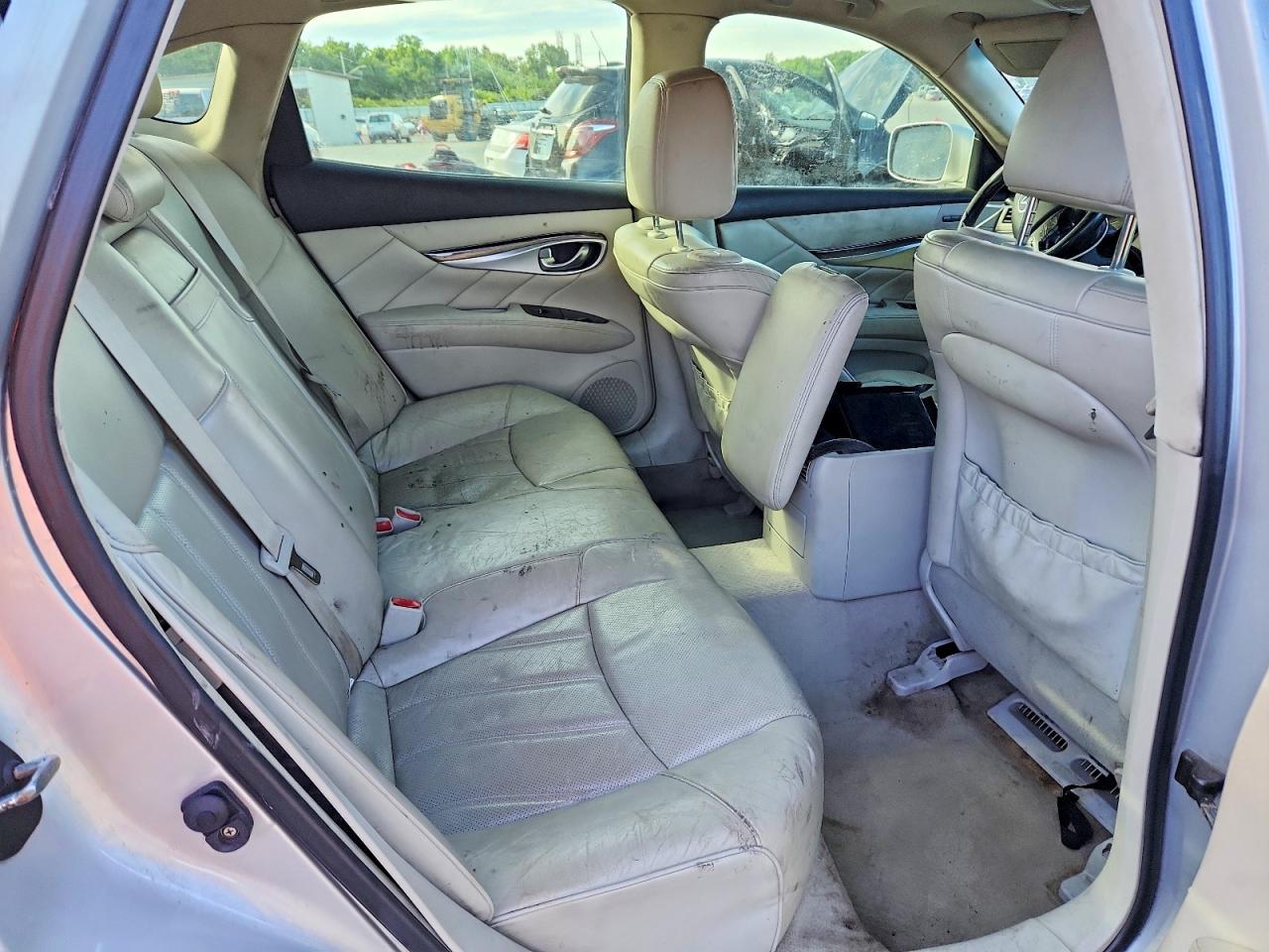 2011 INFINITI M37