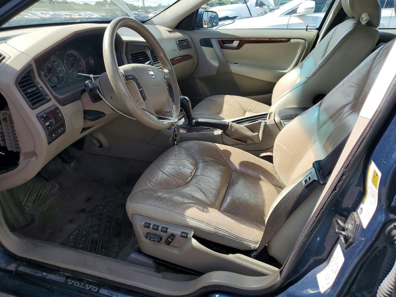 2005 VOLVO V70