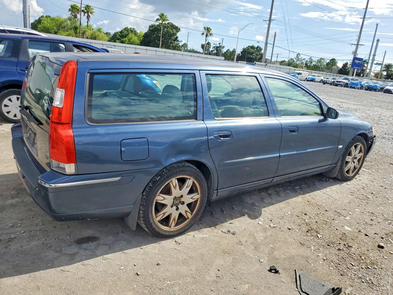 2005 VOLVO V70