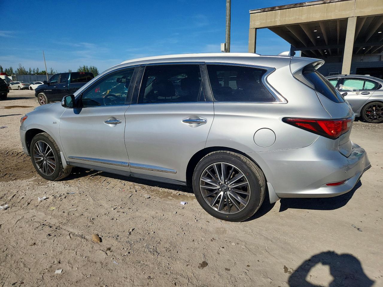 2017 INFINITI QX60 BASE