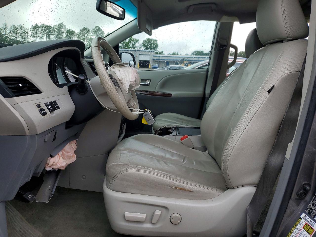 2012 TOYOTA SIENNA