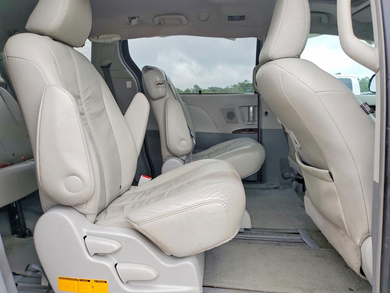 2012 TOYOTA SIENNA