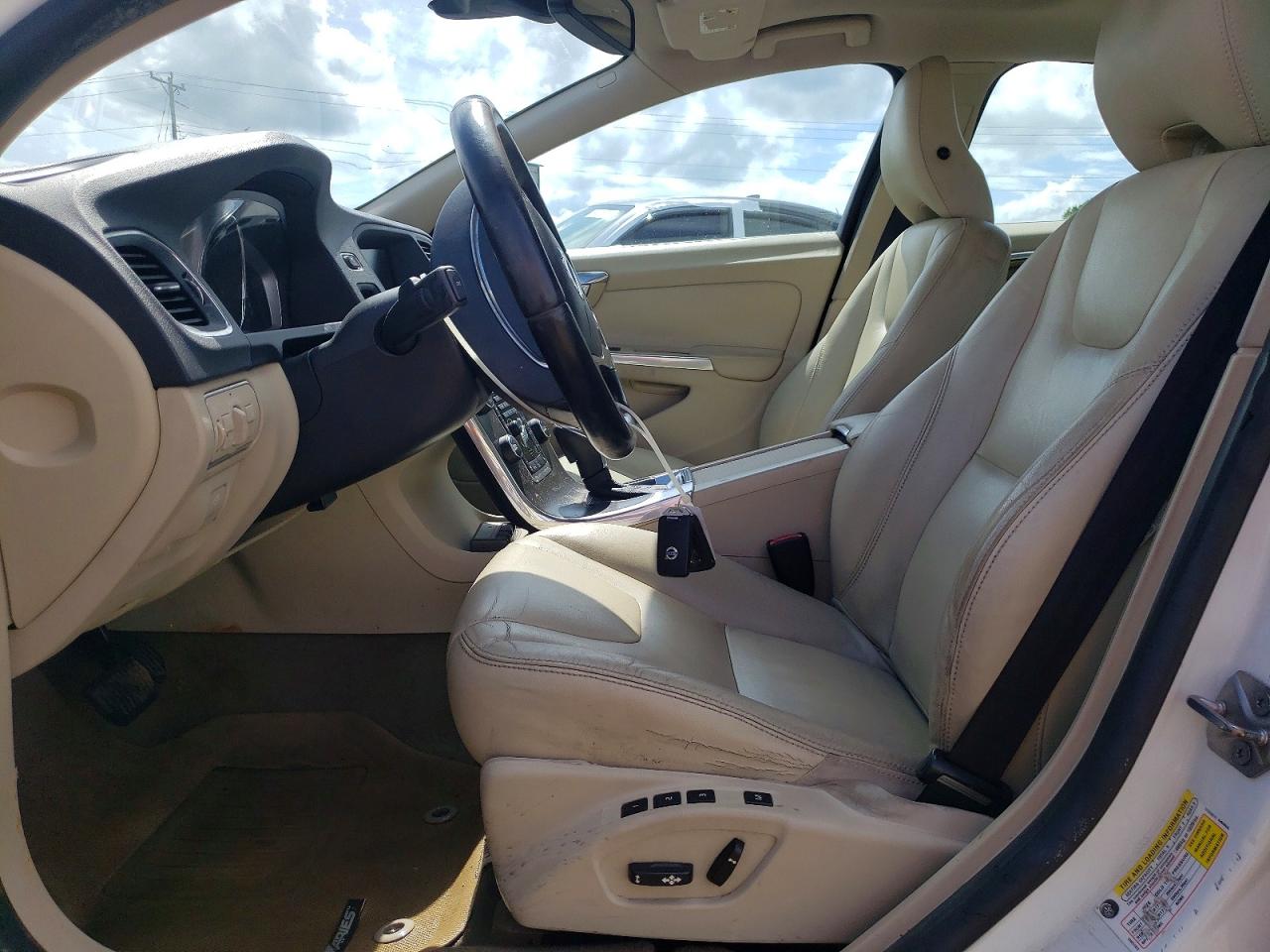 2015 VOLVO S60