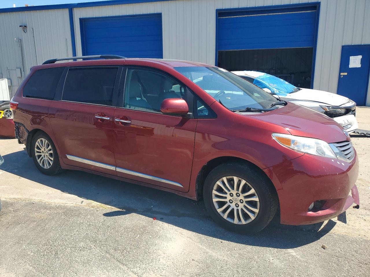 2016 TOYOTA SIENNA
