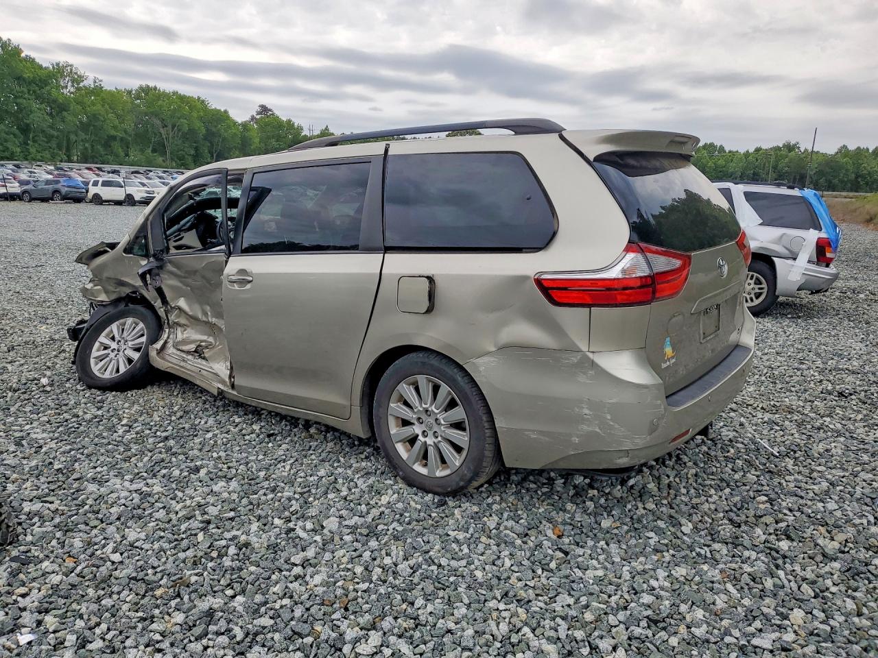 2016 TOYOTA SIENNA