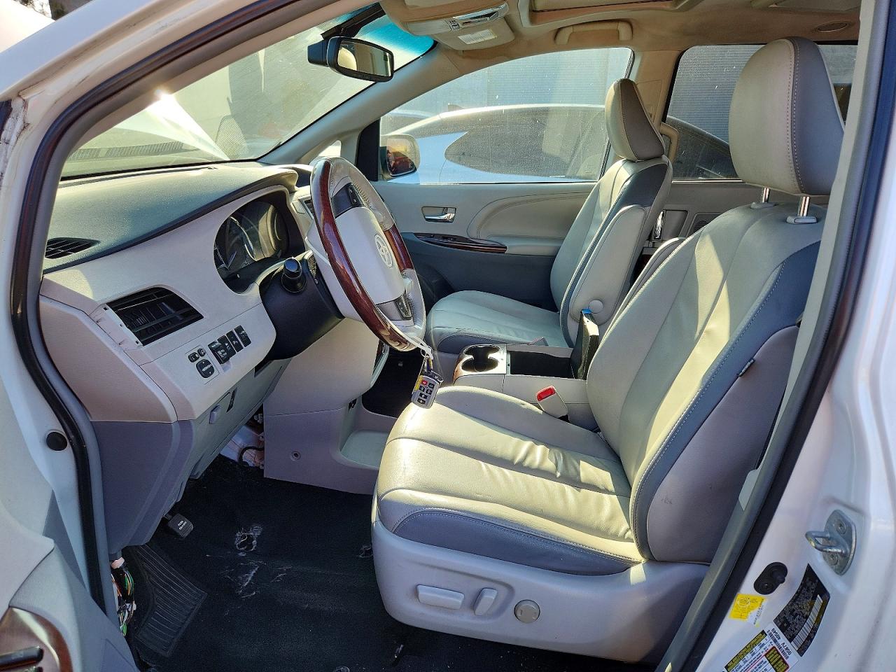 2012 TOYOTA SIENNA