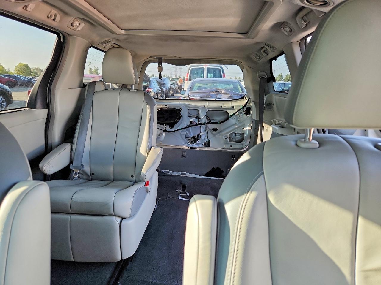 2012 TOYOTA SIENNA