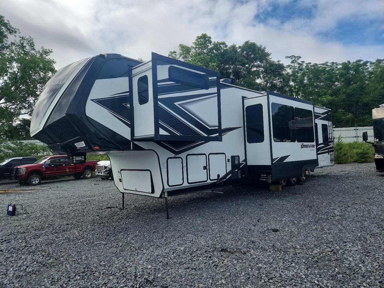 2023 GRAN MOMENTUM T