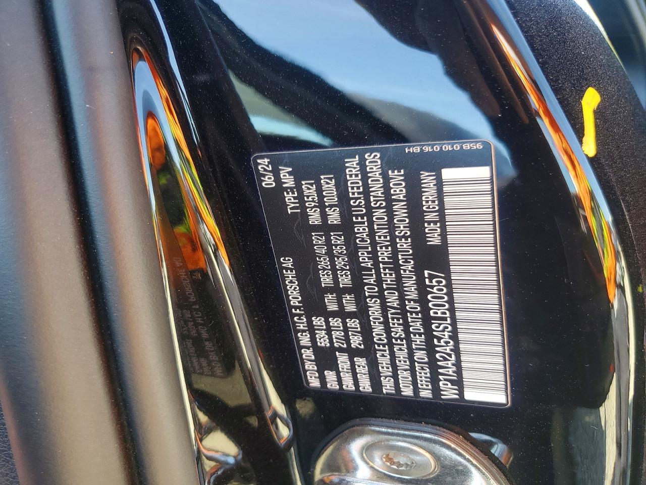 2025 PORSCHE MACAN