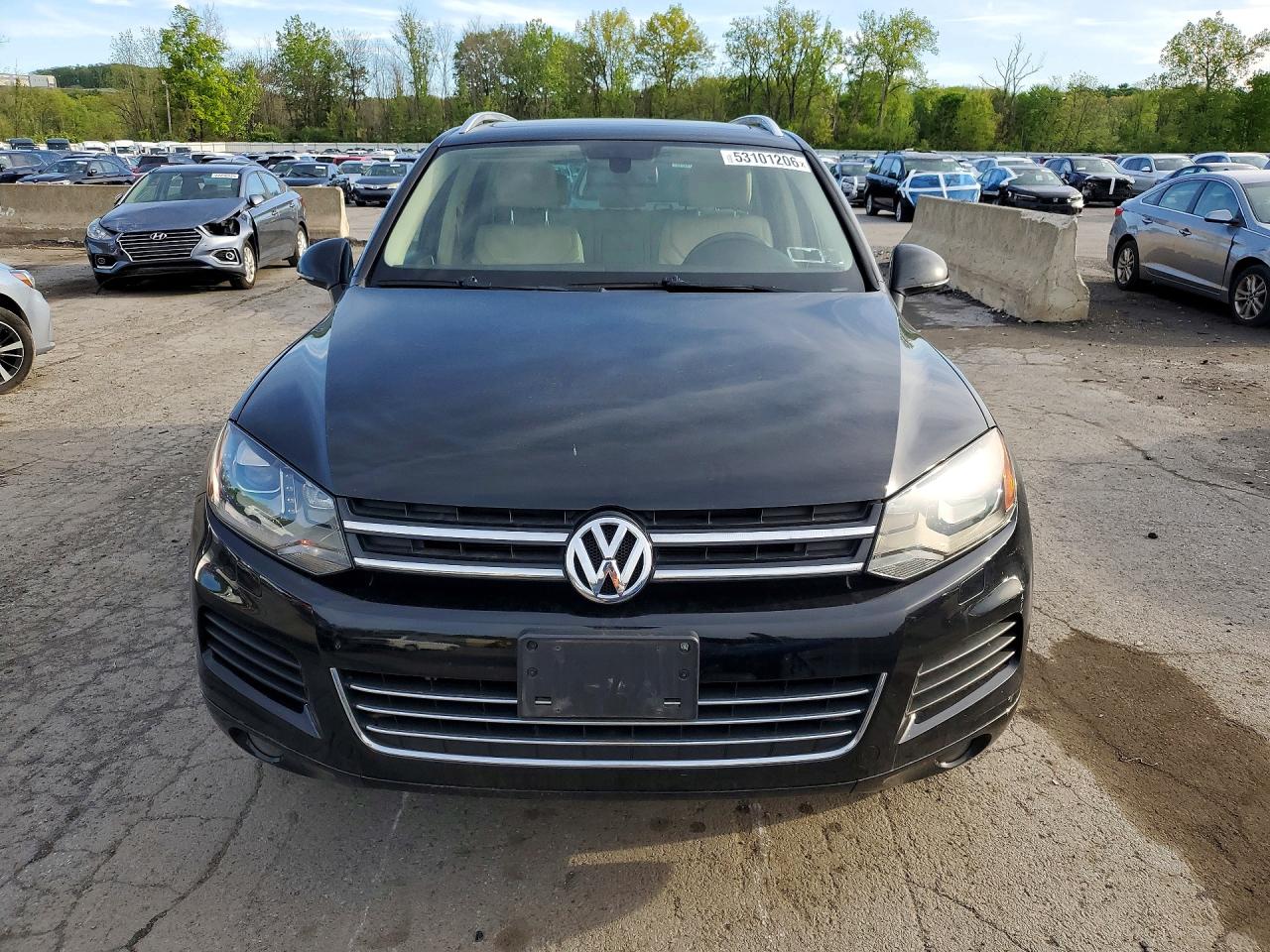2013 VOLKSWAGEN TOUAREG