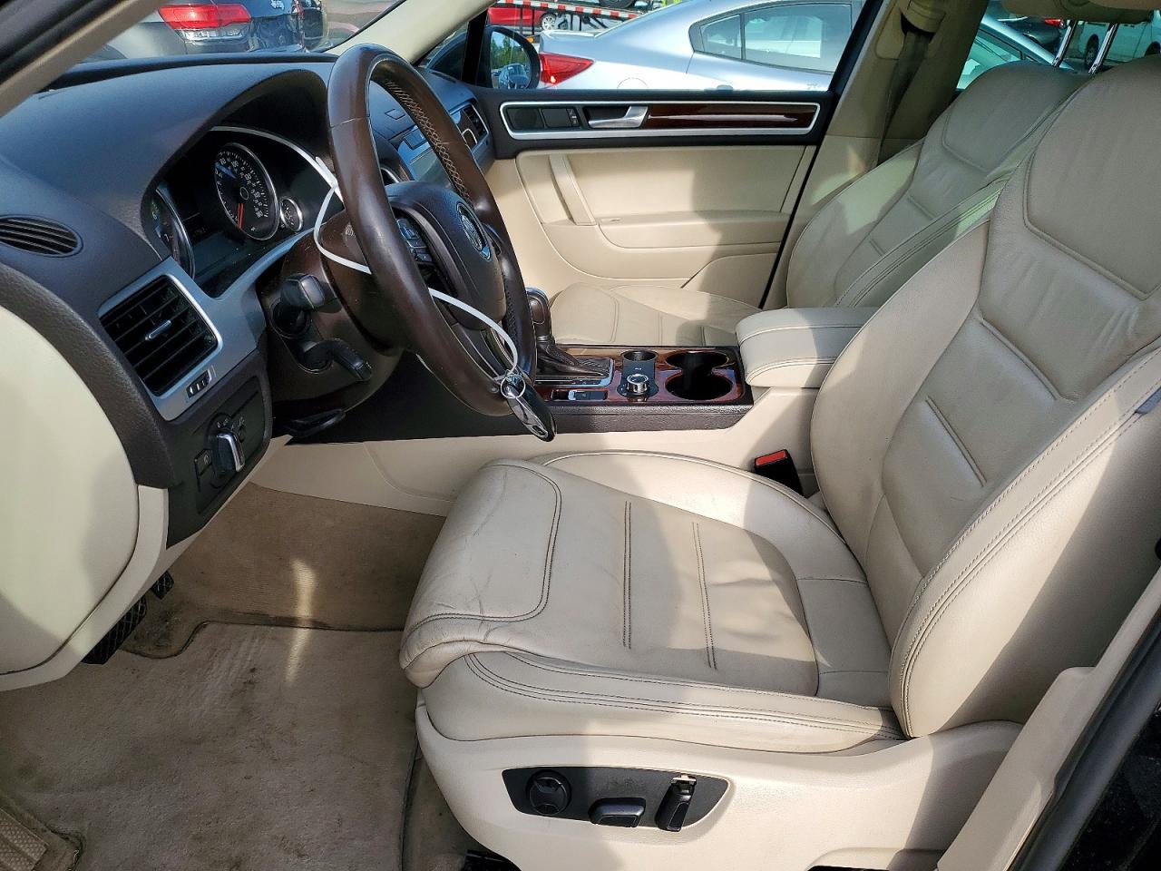 2013 VOLKSWAGEN TOUAREG