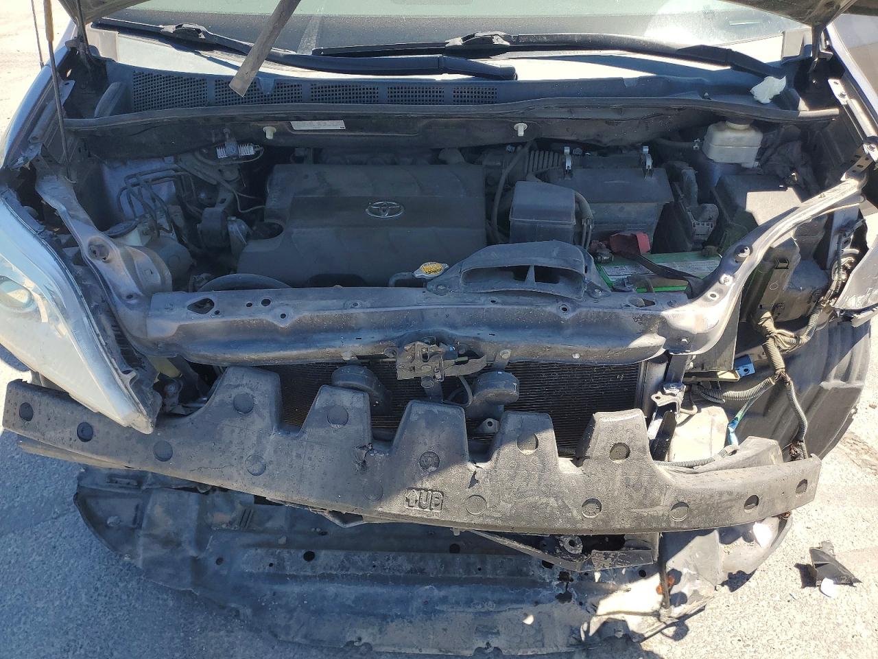 2011 TOYOTA SIENNA