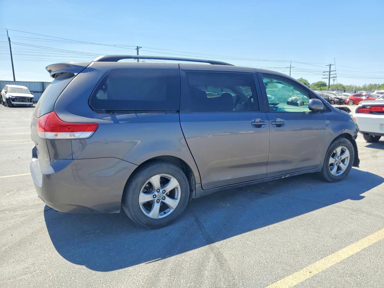 2011 TOYOTA SIENNA