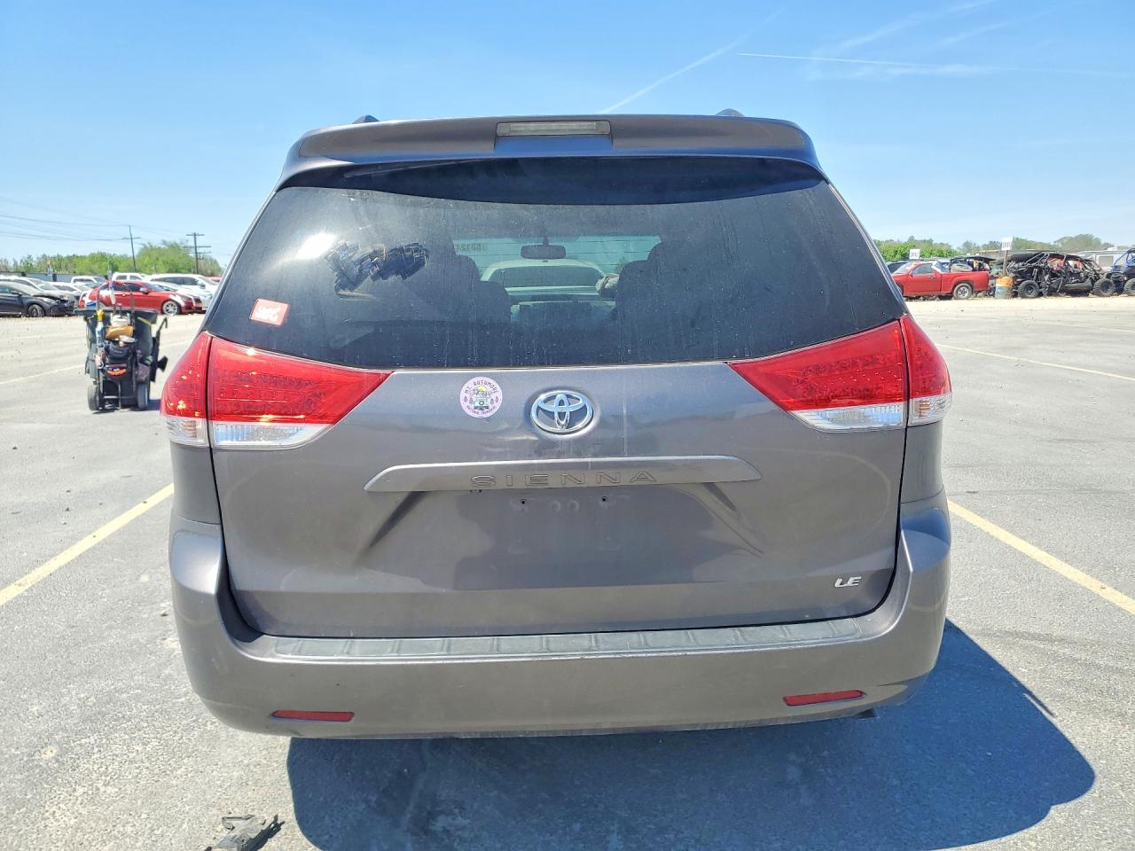 2011 TOYOTA SIENNA