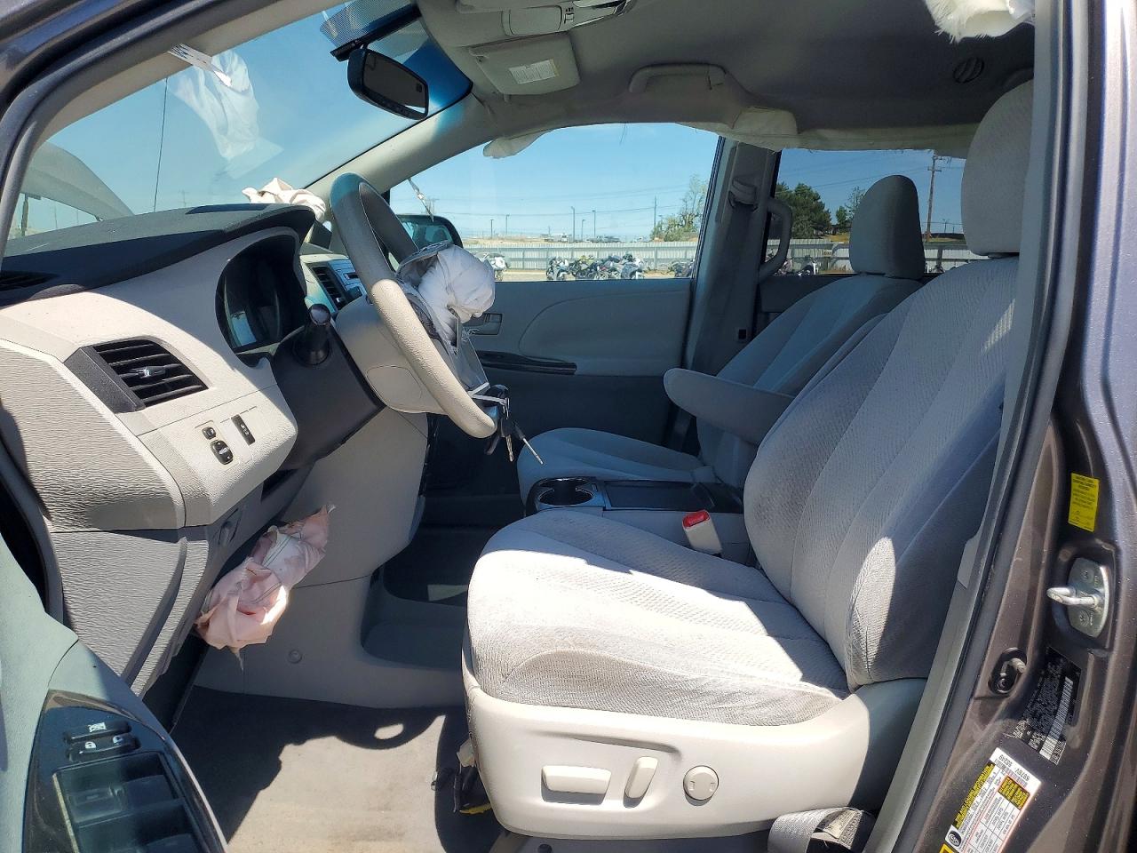 2011 TOYOTA SIENNA