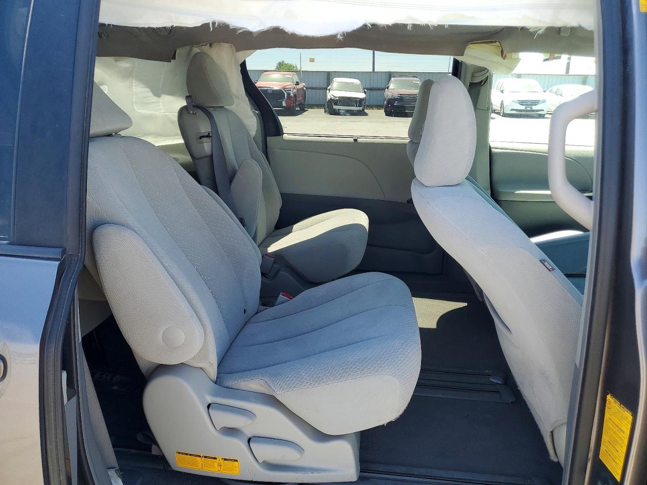 2011 TOYOTA SIENNA