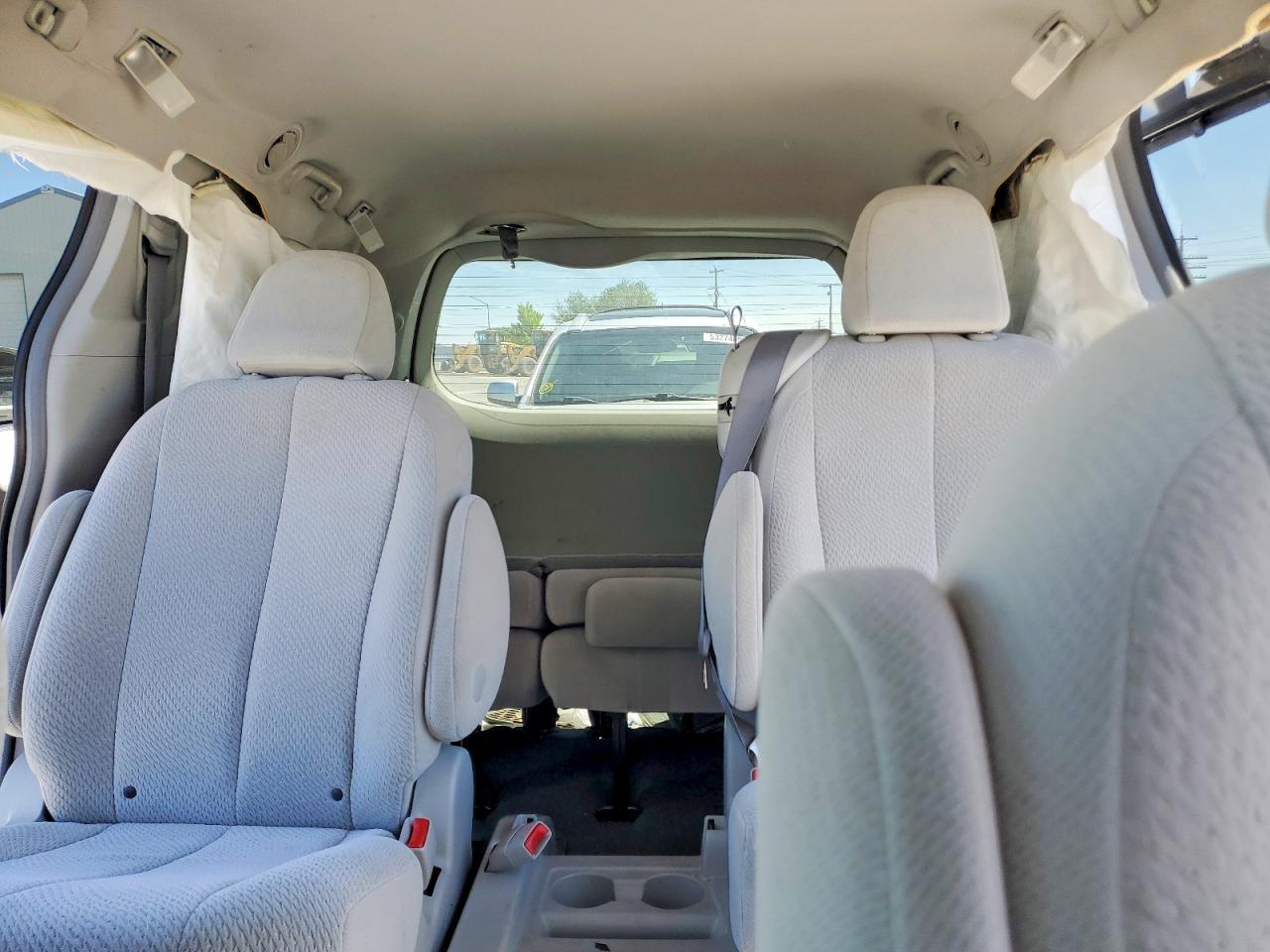 2011 TOYOTA SIENNA