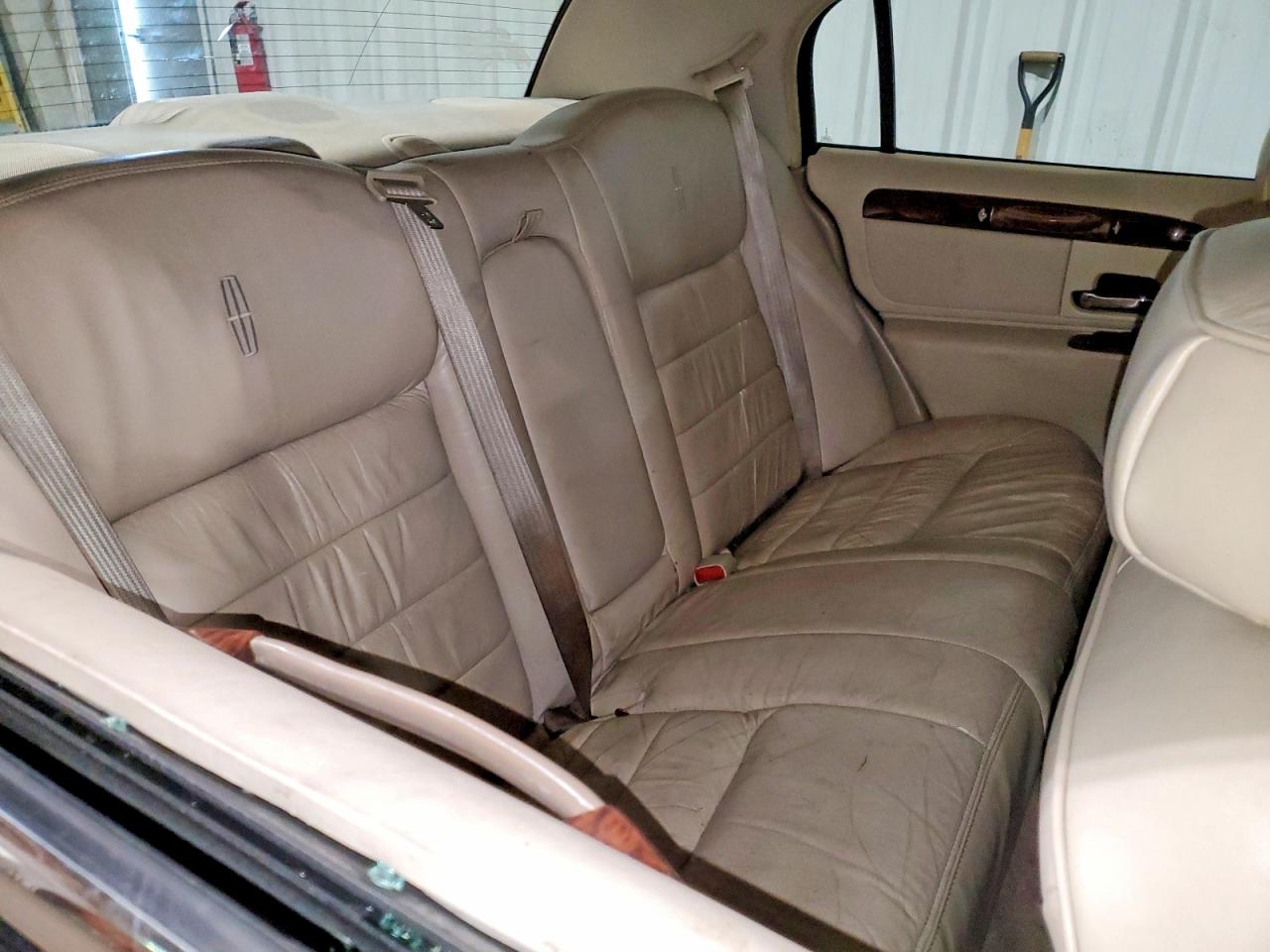 2000 LINCOLN TOWNCAR