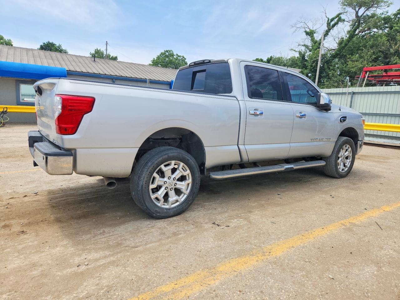 2016 NISSAN TITAN