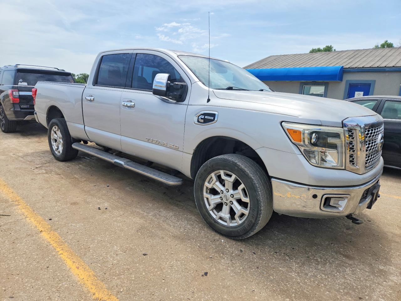 2016 NISSAN TITAN