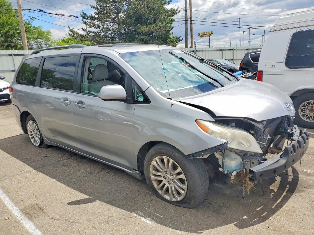 2011 TOYOTA SIENNA