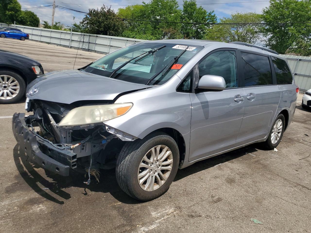 2011 TOYOTA SIENNA