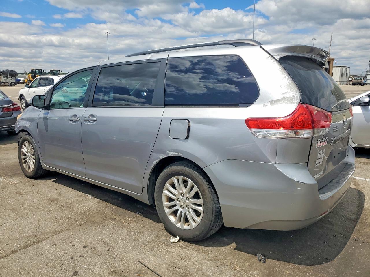 2011 TOYOTA SIENNA