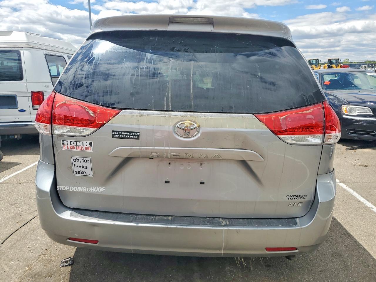 2011 TOYOTA SIENNA