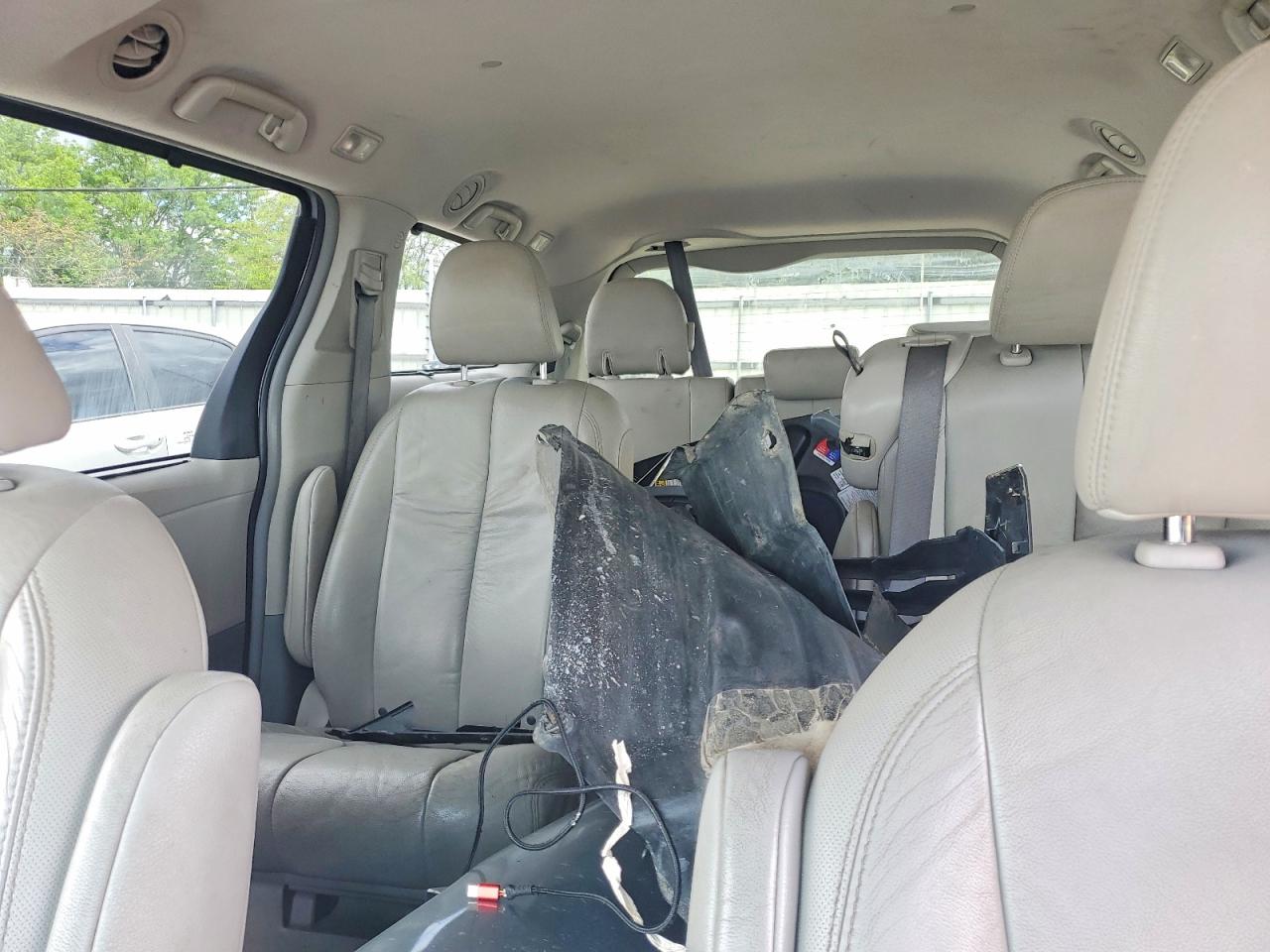 2011 TOYOTA SIENNA