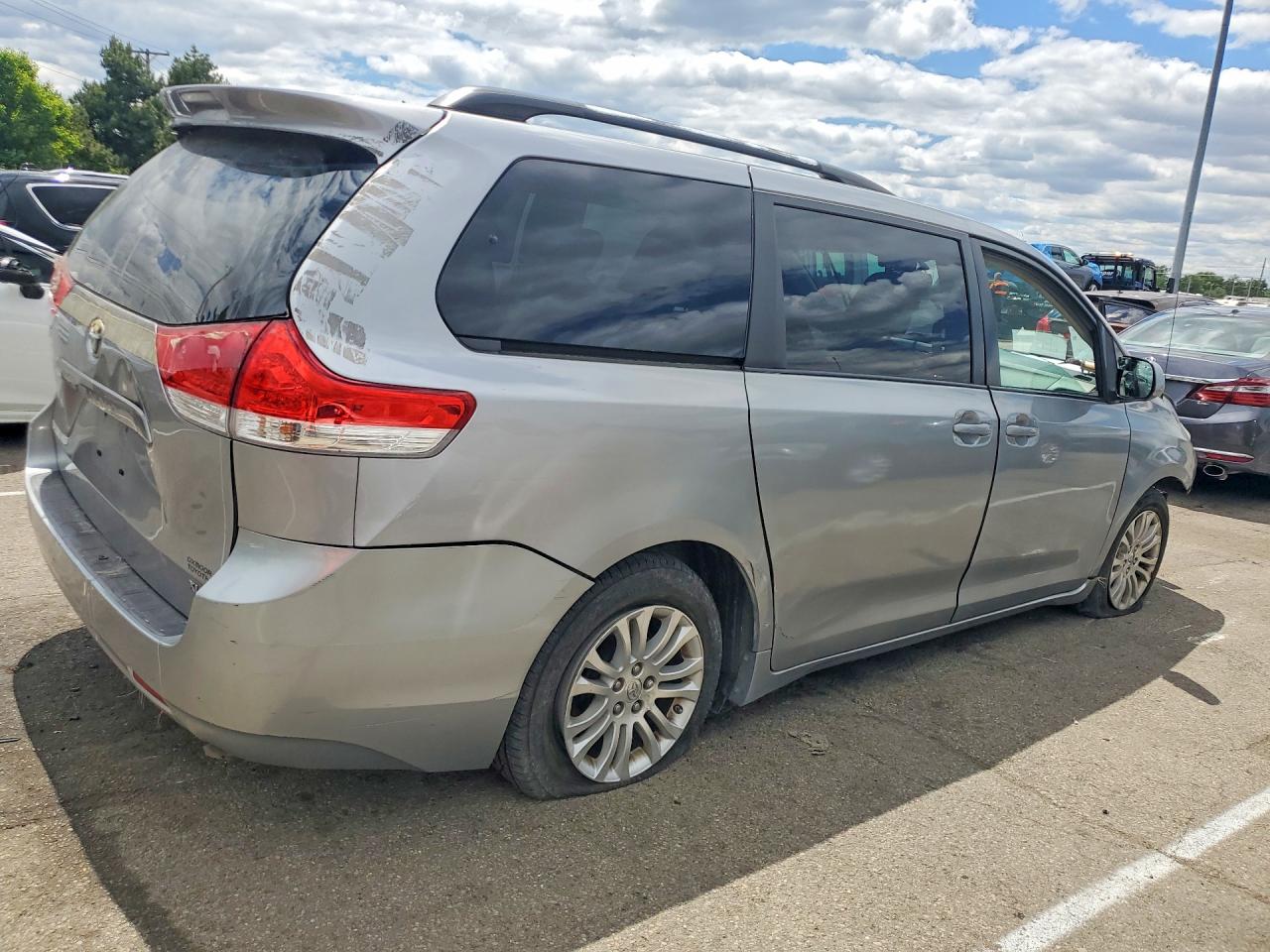2011 TOYOTA SIENNA