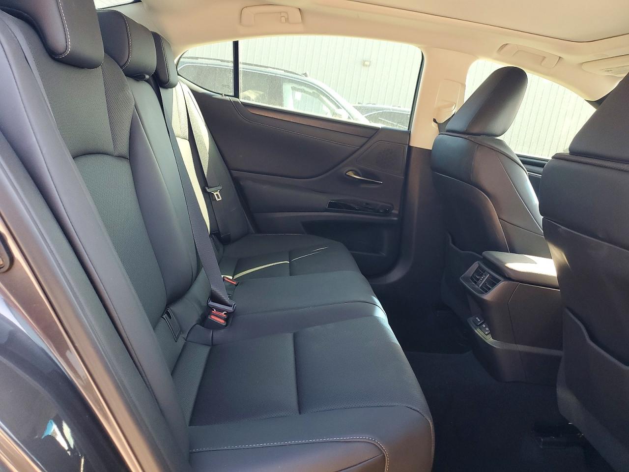 2022 LEXUS ES350