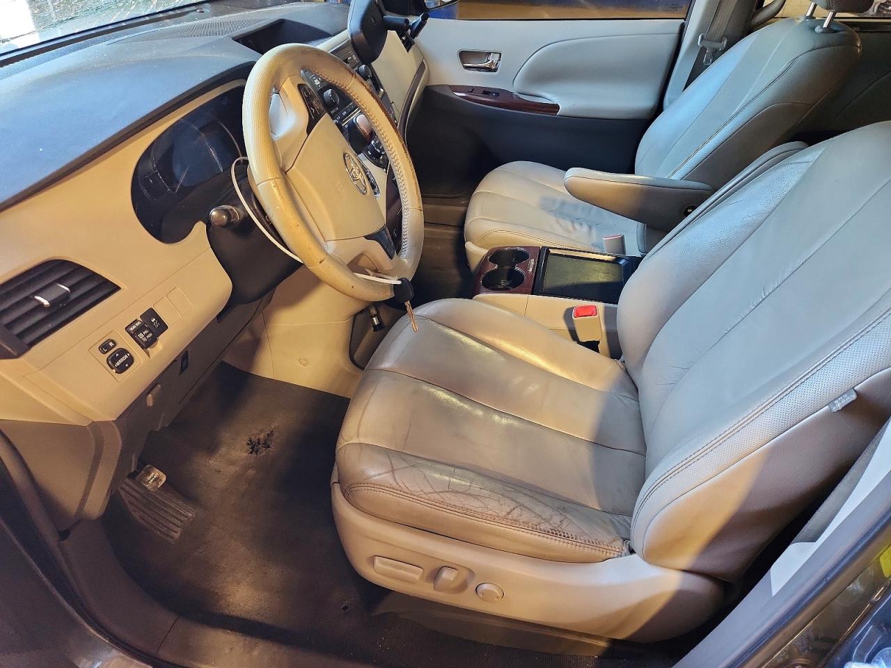 2011 TOYOTA SIENNA