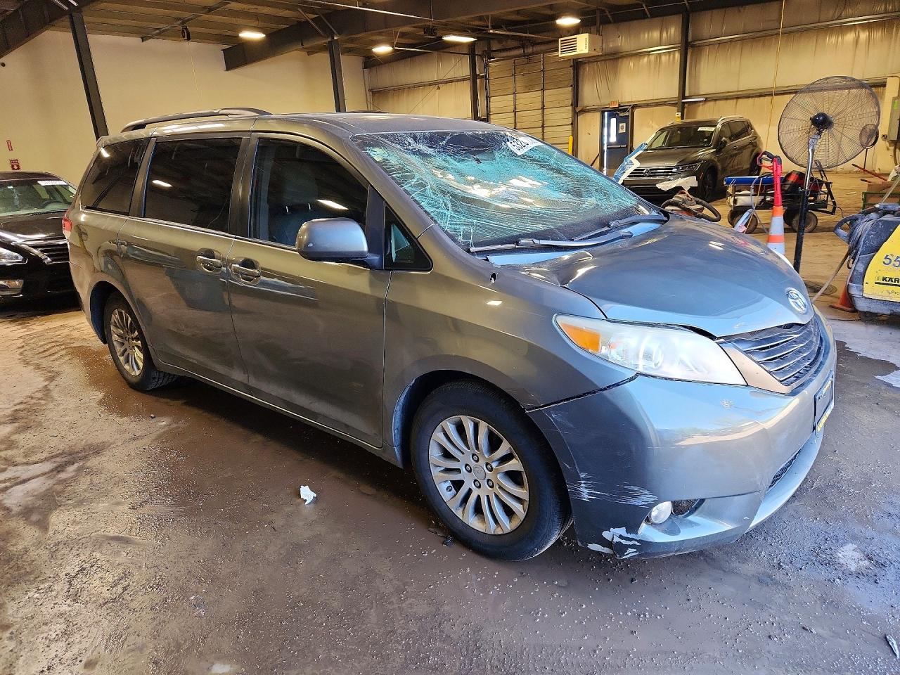 2011 TOYOTA SIENNA