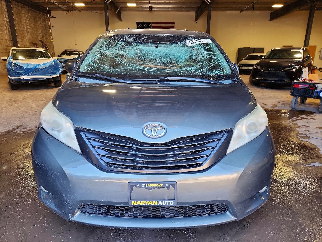 2011 TOYOTA SIENNA