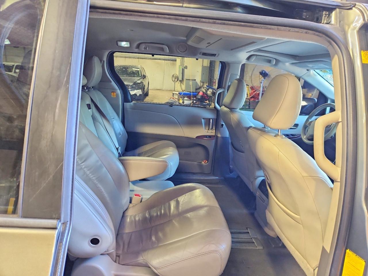 2011 TOYOTA SIENNA