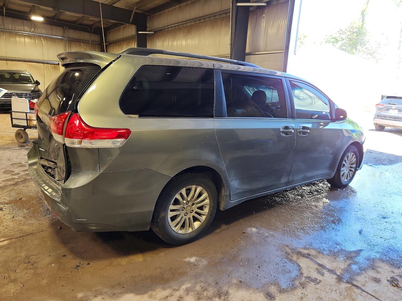 2011 TOYOTA SIENNA