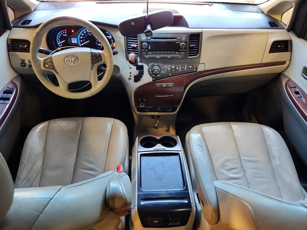 2011 TOYOTA SIENNA