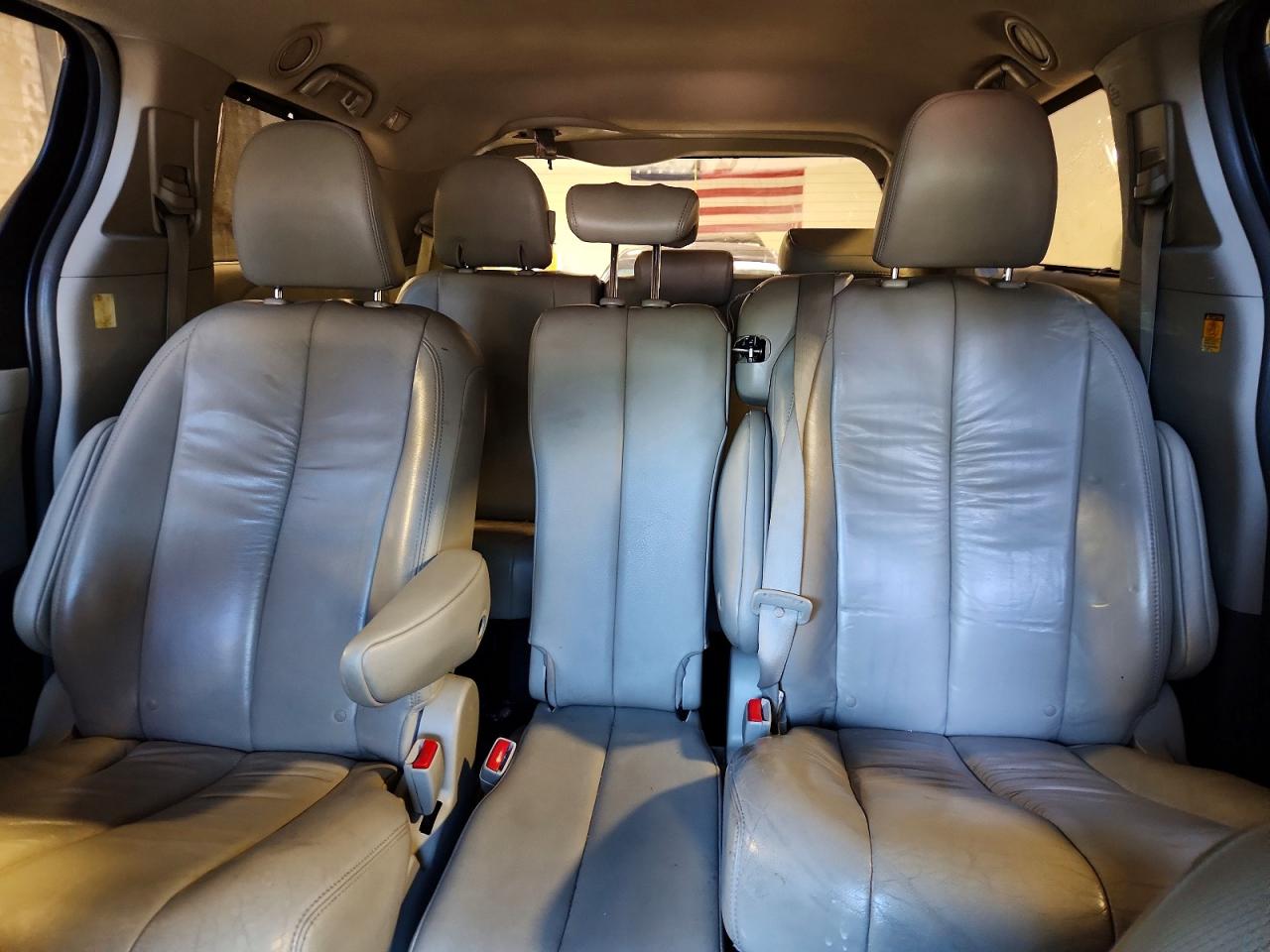 2011 TOYOTA SIENNA