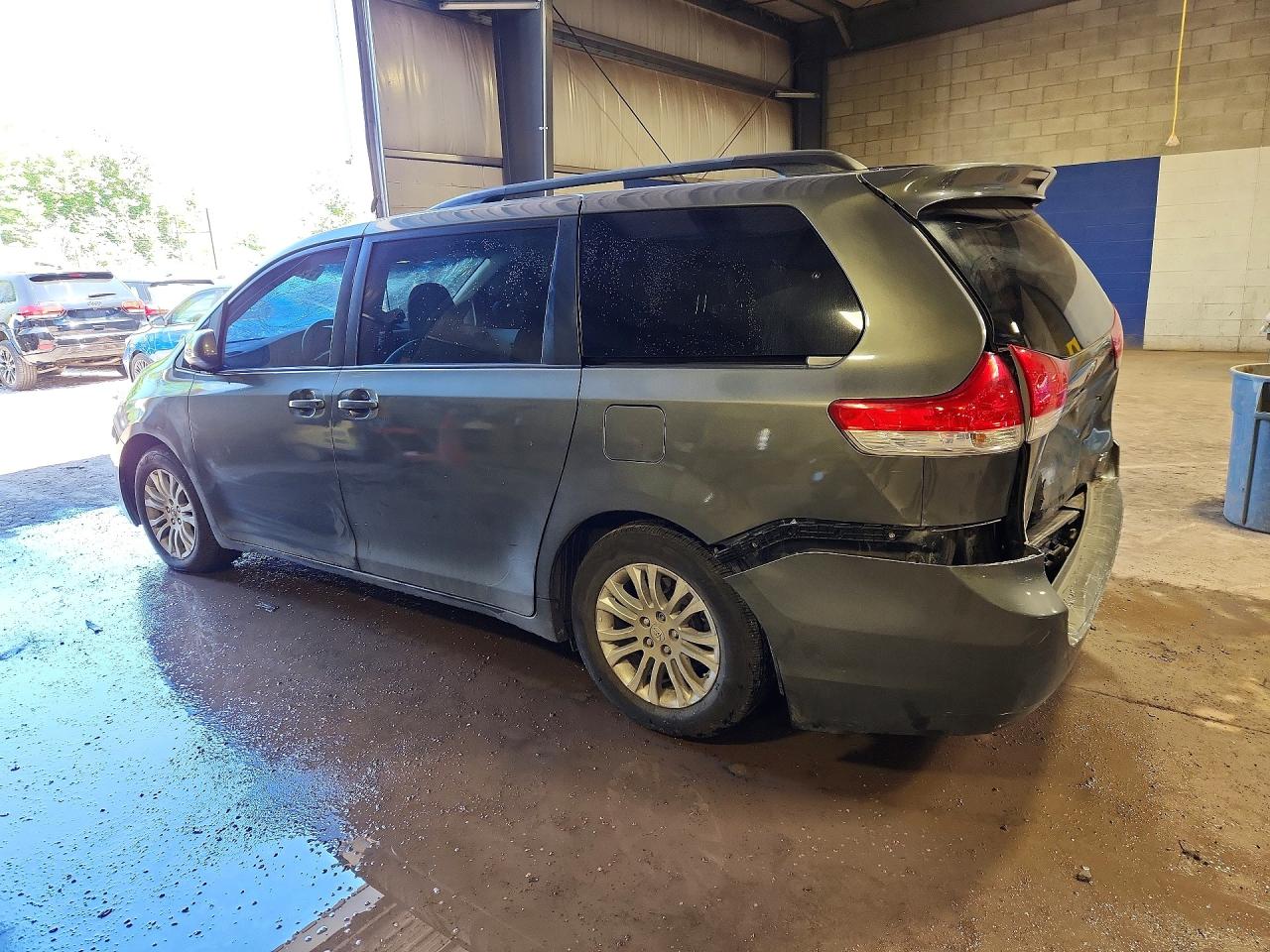 2011 TOYOTA SIENNA