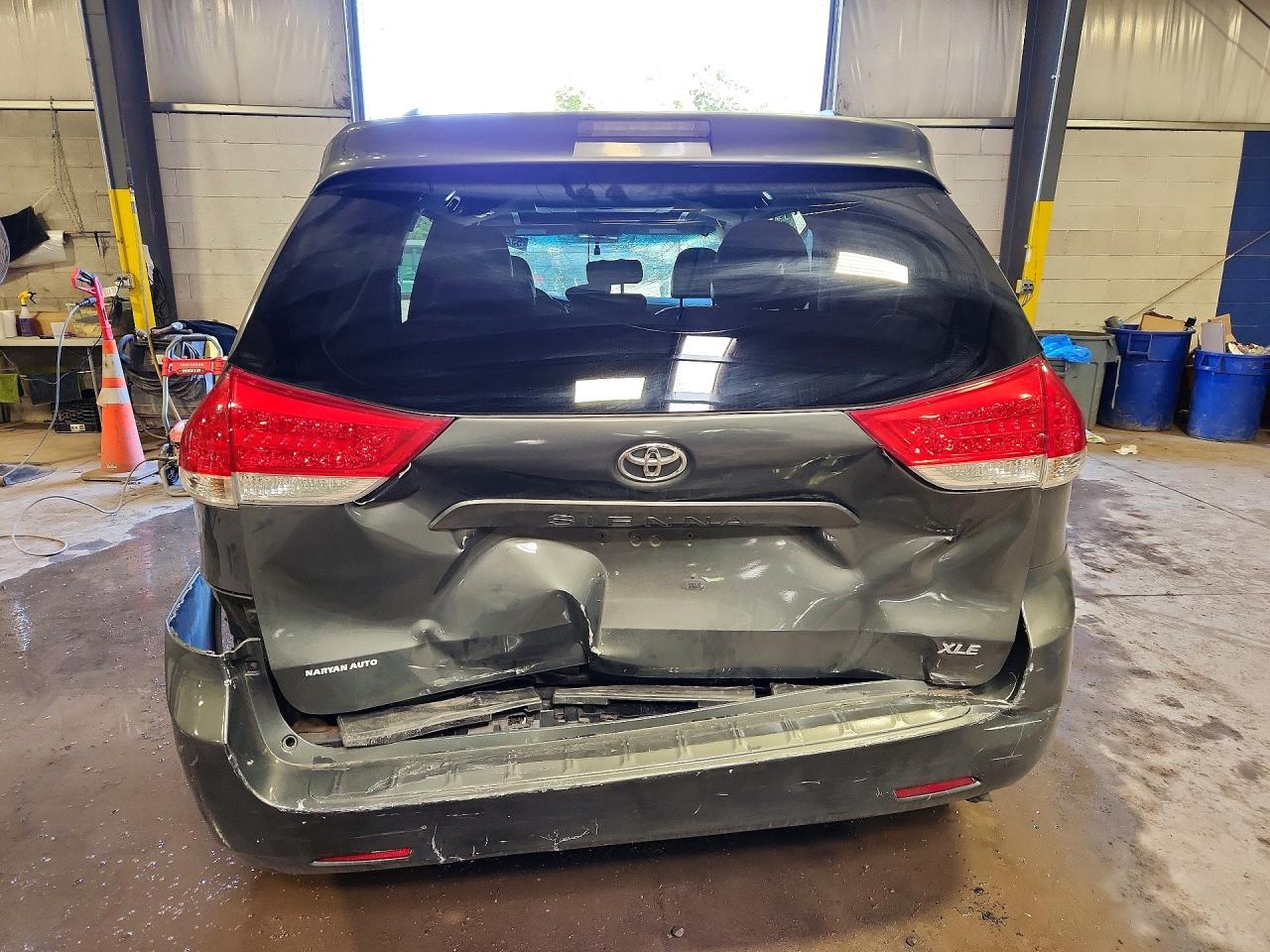 2011 TOYOTA SIENNA